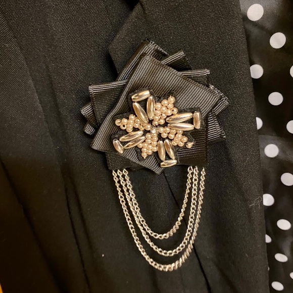 Cropped Black Blazer with Brooch - Picture 2 of 5